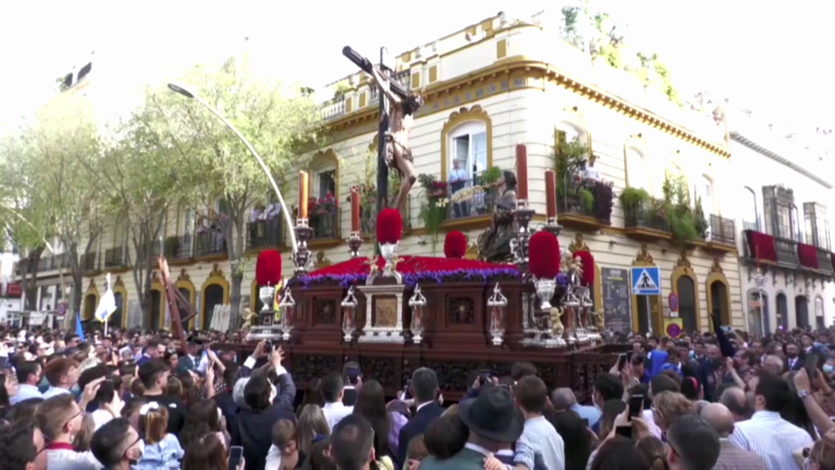 Vídeo | El Cristo de la Buena Muerte de la Hiniesta se alza sobre la Alameda de Hércules