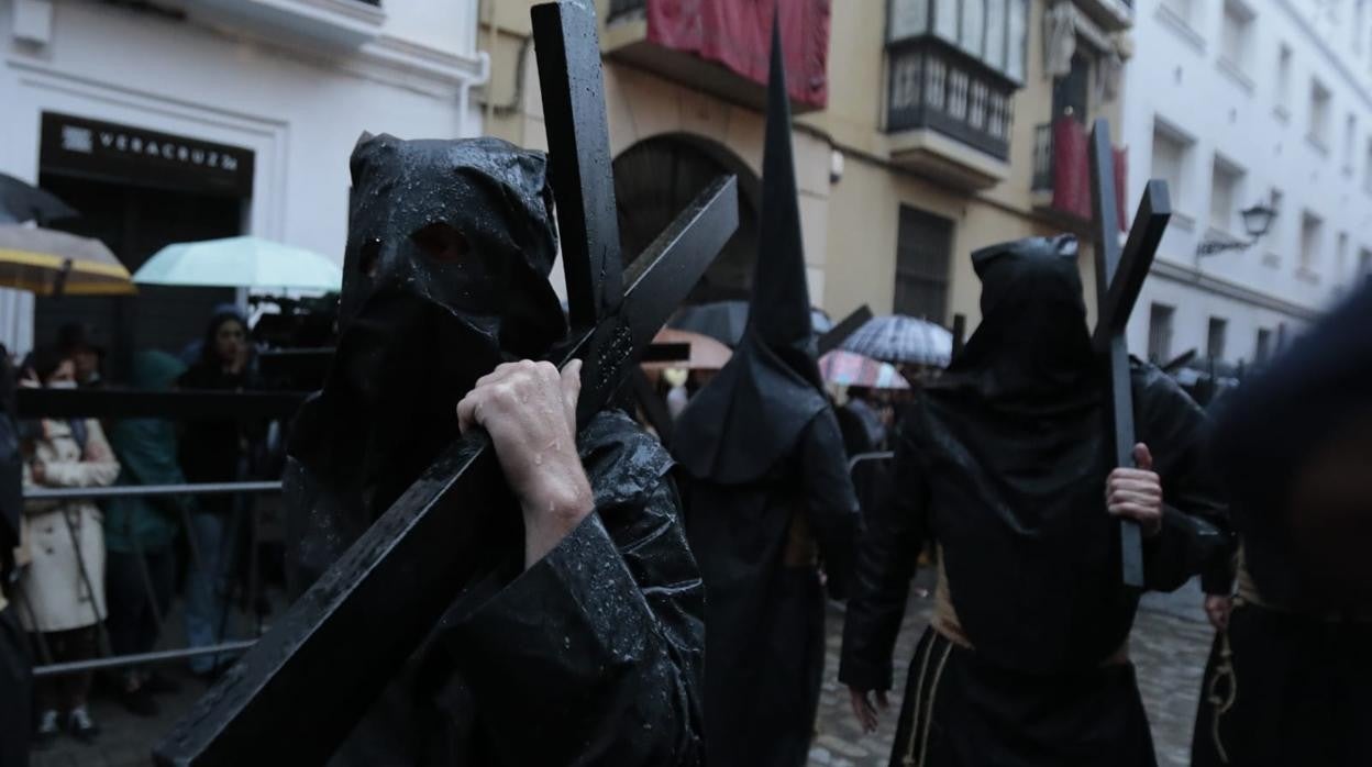 Nazarenos de la Vera Cruz bajo la lluvia