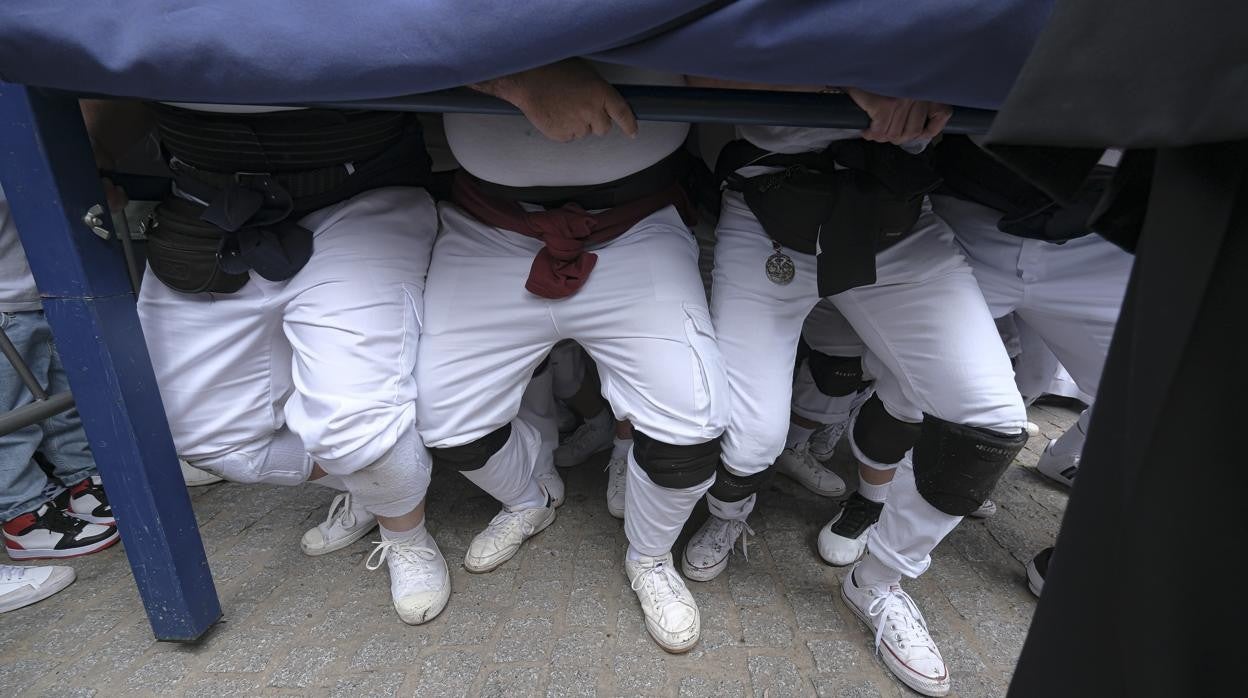 Costaleros de la hermandad del Carmen
