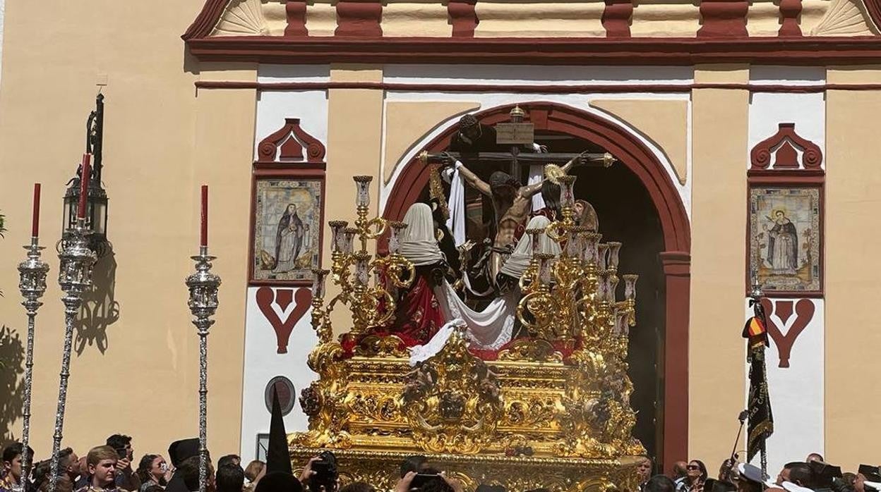 La hermandad de la Trinidad saliendo de la Basílica de María Auxiliadora