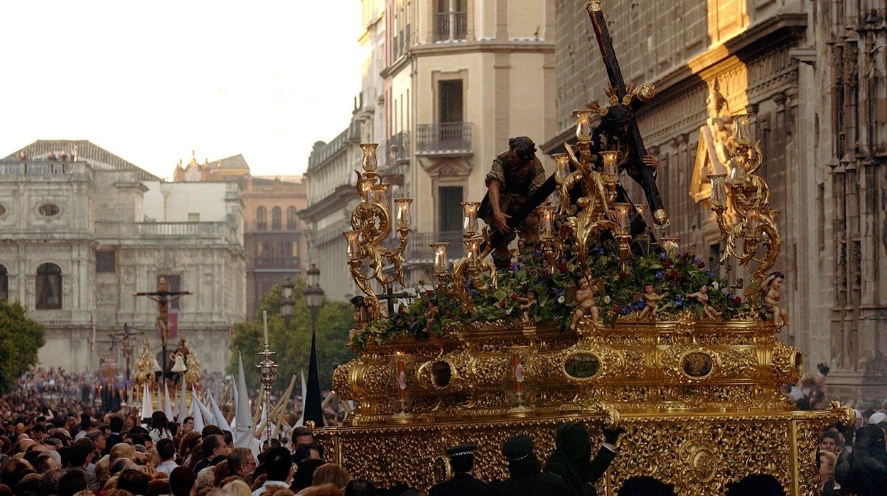 Cuatro pasos en el Santo Entierro Grande de 2004: San Isidoro, Las Siete Palabras, Santa Cruz y Los Estudiantes