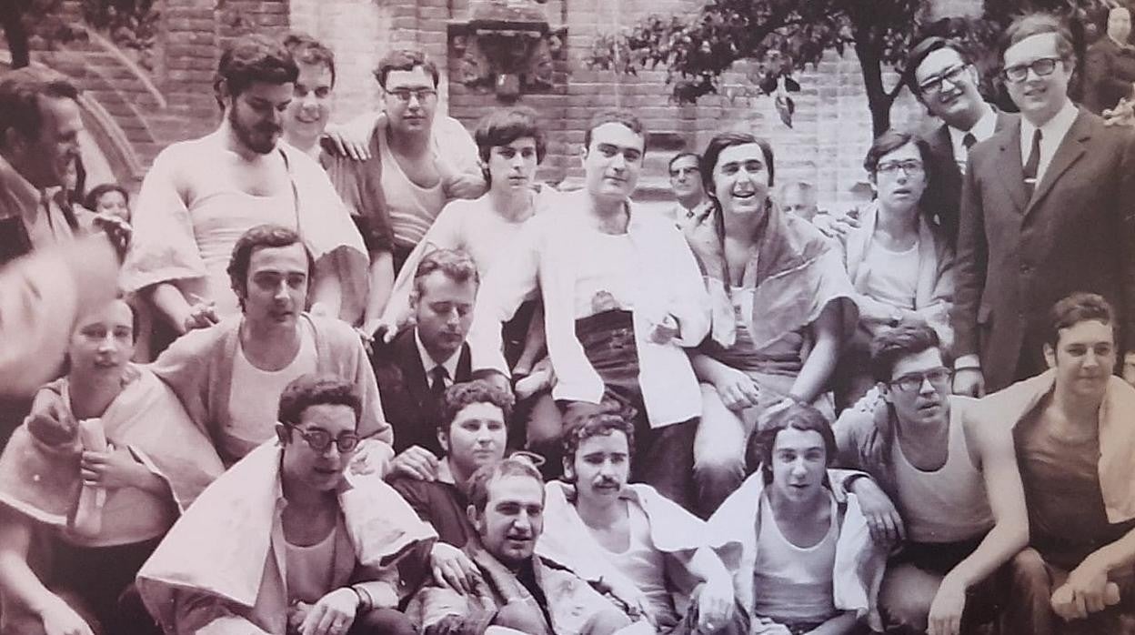 Cuadrilla de la Virgen de las Aguas en la parroquia del Divino Salvador