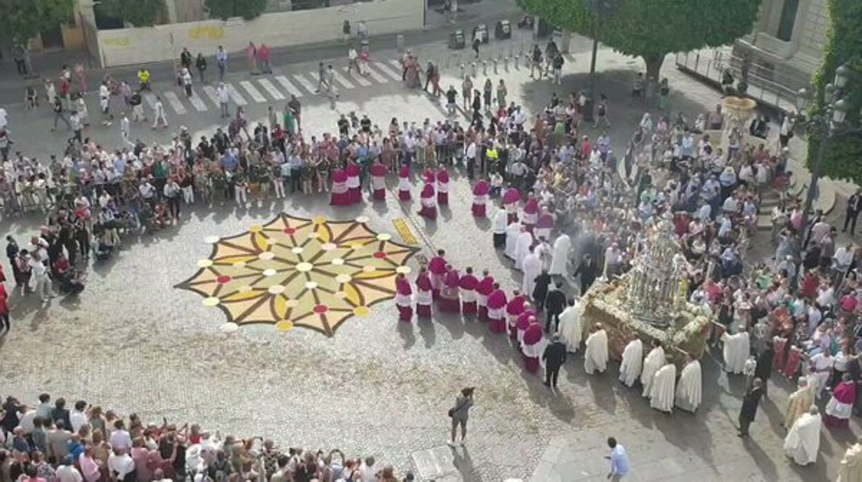 La Custodia con el Santísimo Sacramento, obra de Juan de Arfe, ante la alfombra preparada por devotos de Ponteareas, localidad gallega