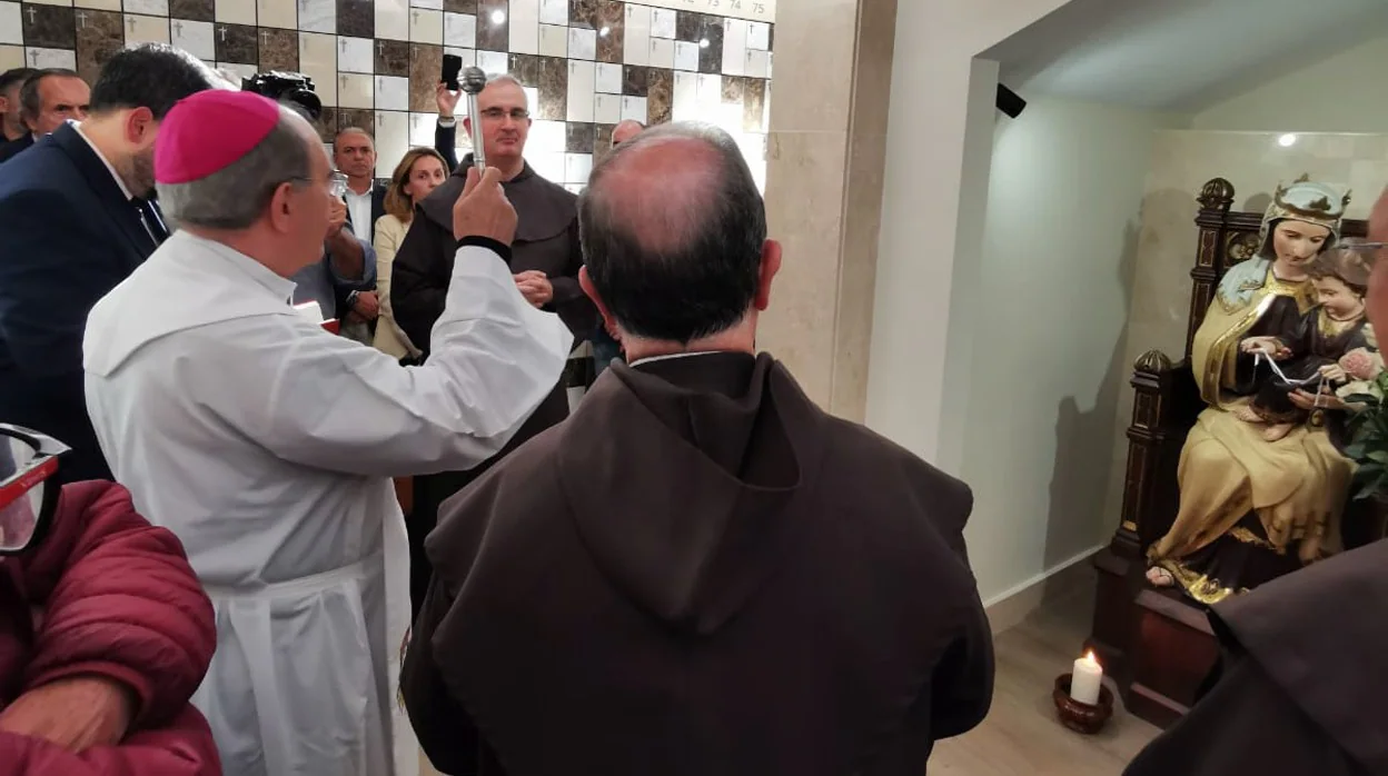Juan José Asenjo bendiciendo el nuevo columbario del Santo Ángel