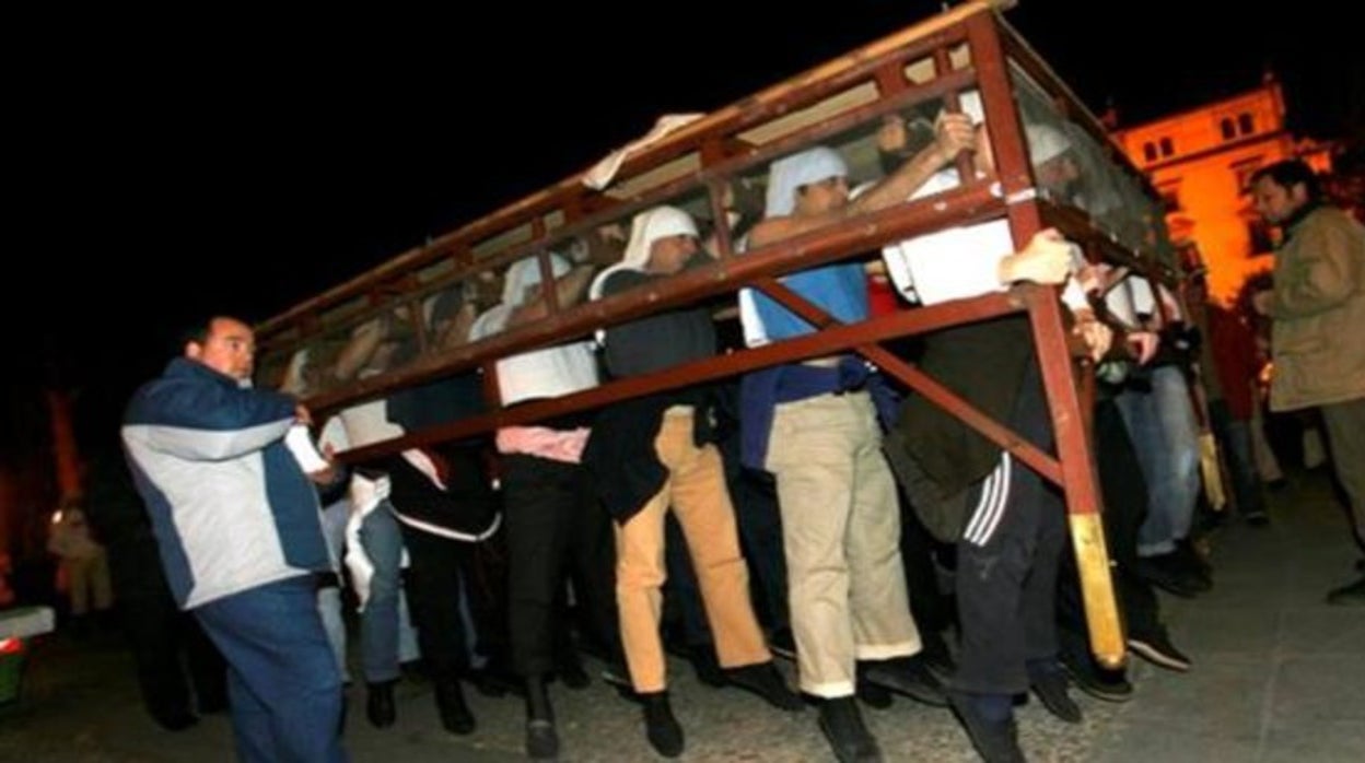 Ensayo del paso de palio de los Estudiantes