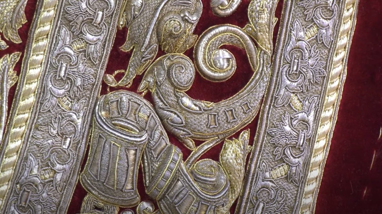 Detalle de la restauración del manto de la Virgen del Socorro del Amor
