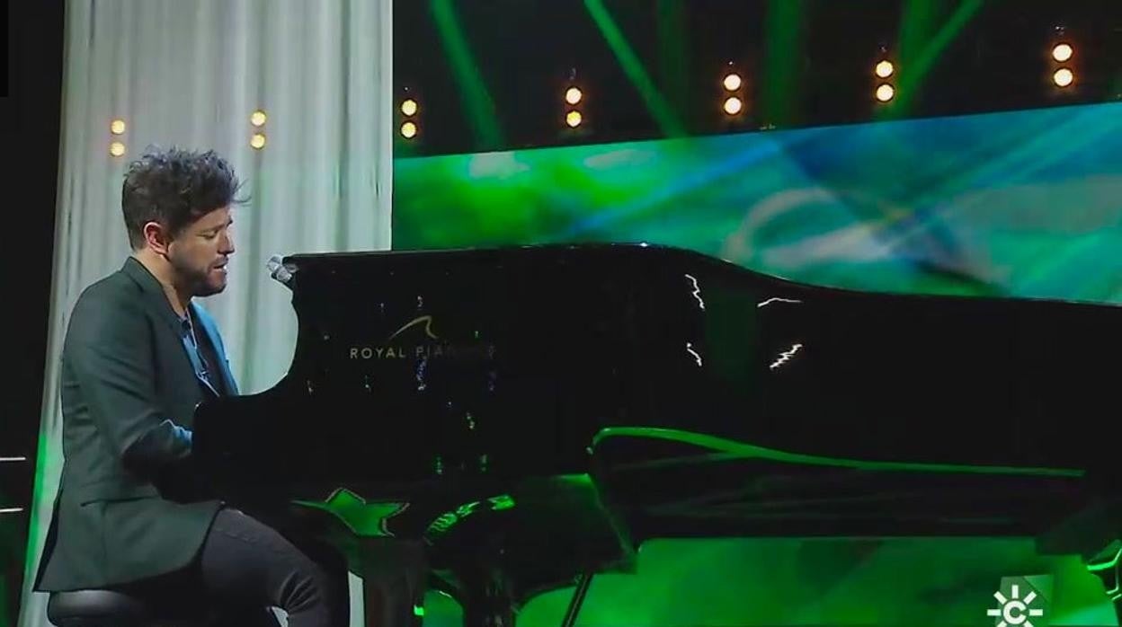 Pablo López canta el himno de Andalucía a piano