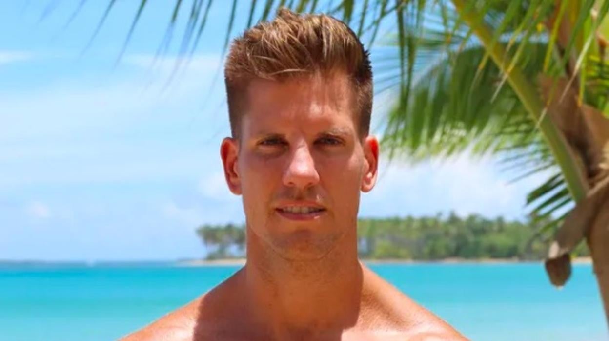 Carlos Algora es un concursante sevillano del programa La Isla de las Tentaciones