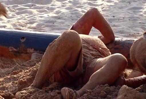 Antonio Canales, en el momento de intentar pasar el tronco