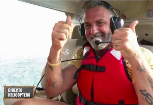 Carlos Alba en el helicóptero tras el salto de Antonio Canales