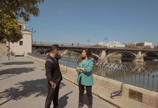Miguel Poveda y Soleá, junto al Puente de Triana