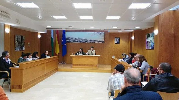 Una imagen del Pleno del Ayuntamiento de Castilblanco