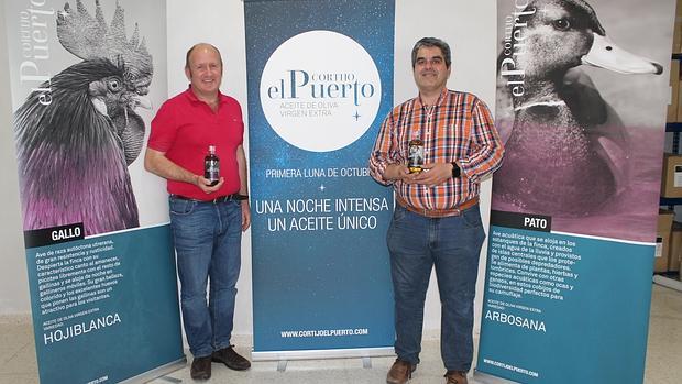 Enrique de la Torre Liébana y Julián Camargo Donaire con los aceites de la colección «Granja»