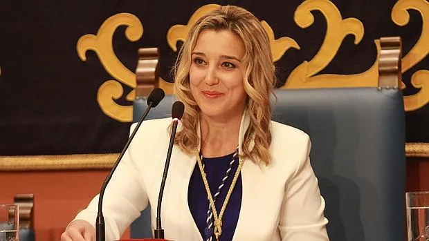 Ana Isabel Jiménez, con el bastón de mando como nueva alcaldesa de Alcalá de Guadaíra