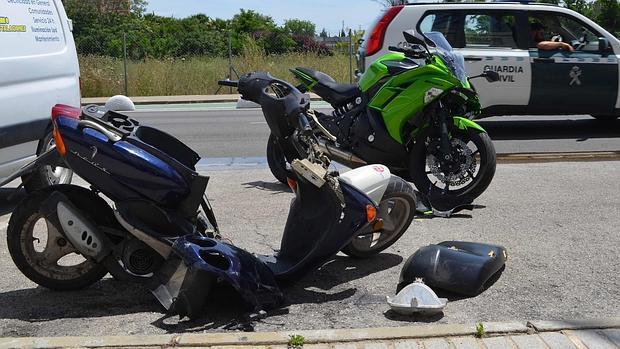 El ciclomotor en que viajaba el varón de 60 años herido grave y la motocicleta que supuestamente lo arrolló