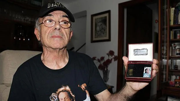 Manolo «Beatle» guarda el pelo en un cofre con una foto del músico inglés