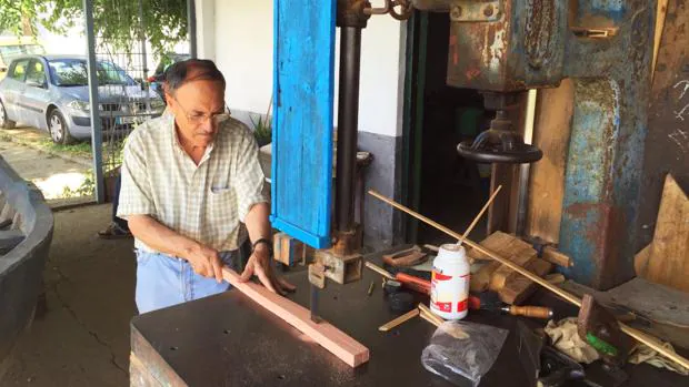 José Antonio Asiaín, de 73 años, en lo que ha sido su lugar de trabajo desde niño