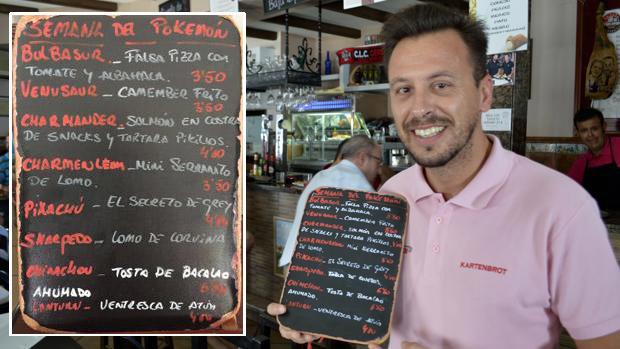 Personal de Casa Chico, en Gerena, con la carta dedicada al mundo Pokémon