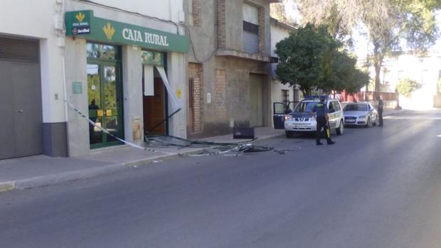 La Guardia Civil investiga el peculiar robo de un cajero en Marinaleda, arrancado con ayuda de un tractor