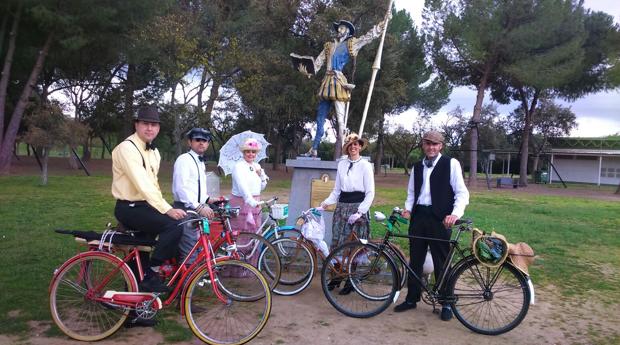 Mariano García e Isabel Rojas, primero y segunda por la derecha, junto a miembros de la asociación La Sana