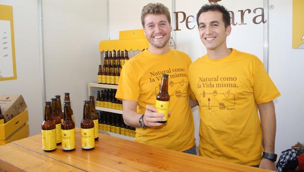 Javier Baquero y Miguel Valdayo promocionaron su cerveza en la Feria de Muestras de El Pedroso
