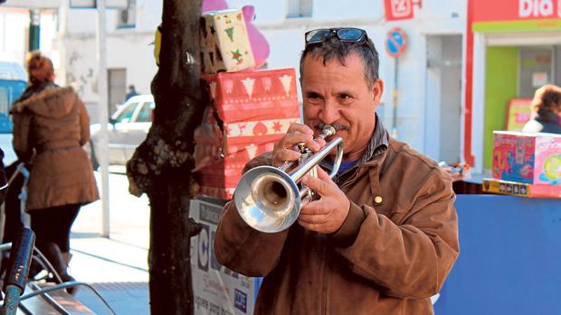 Pepe «El Trompeta» con su instrumento en una calle de Utrera