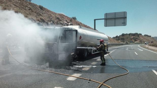 Alto riesgo en el incendio de un camión cargado de gasolina en El Ronquillo