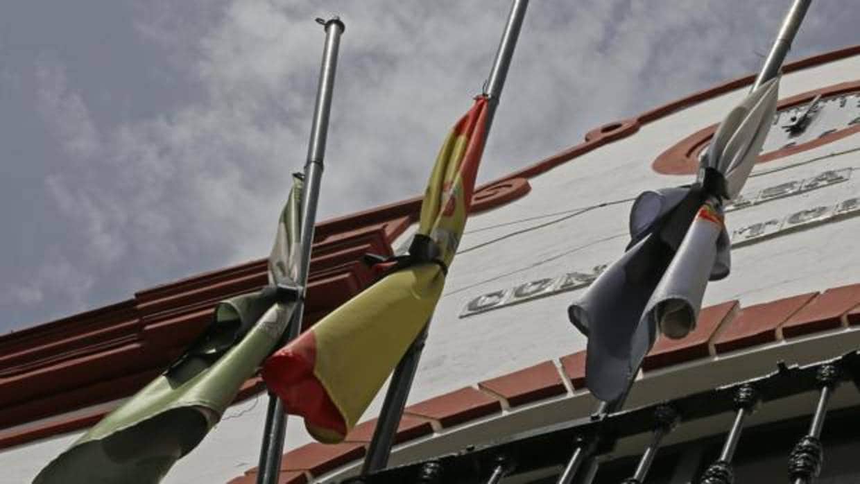 Banderas a media asta en el Ayuntamiento de La Algaba, en señal de luto