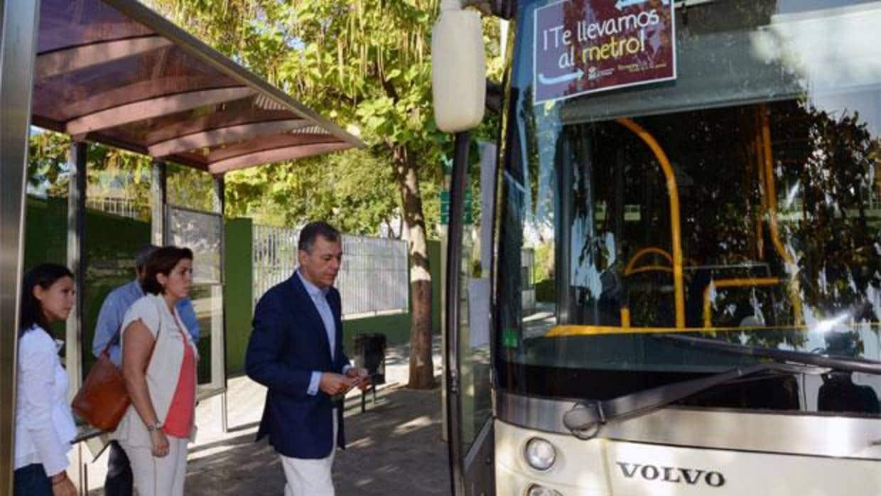 El alcalde de Tomares, José Luis Sanz, ha anunciado la lanzadera hacia el metro que se activará en septiembre