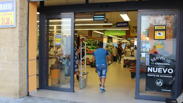 Dos atracadores siembran el pánico en un supermercado de Los Palacios