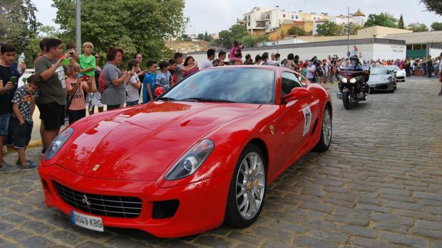 Una caravana de ferraris recorre Alcalá de Guadaíra