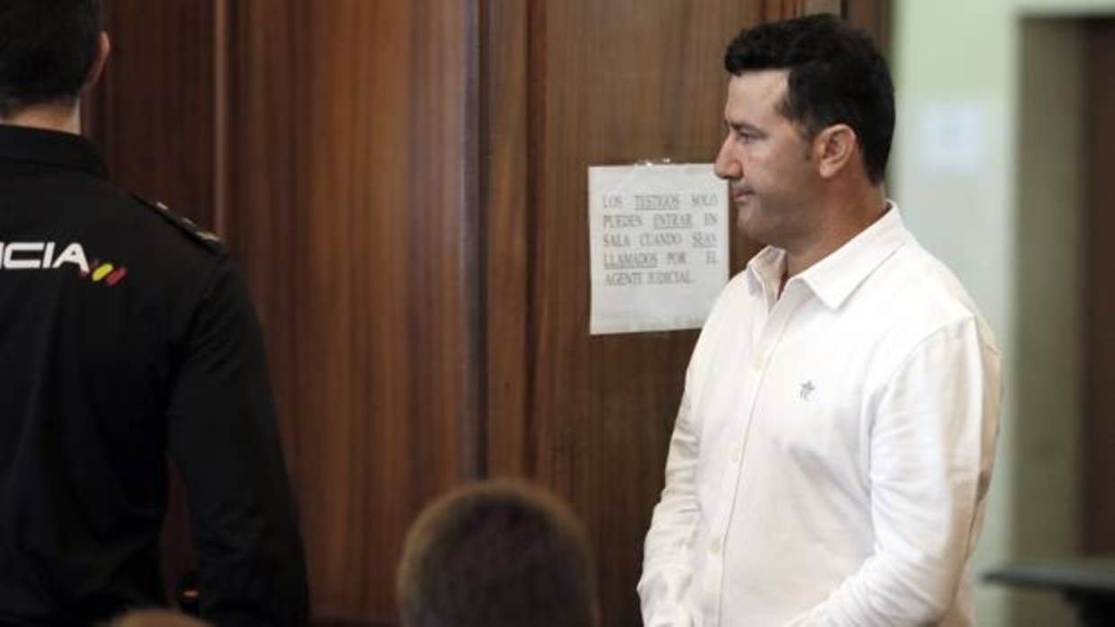 Manuel Rodríguez, presunto asesino de María del Castillo, entrando en la sala de la Audiencia