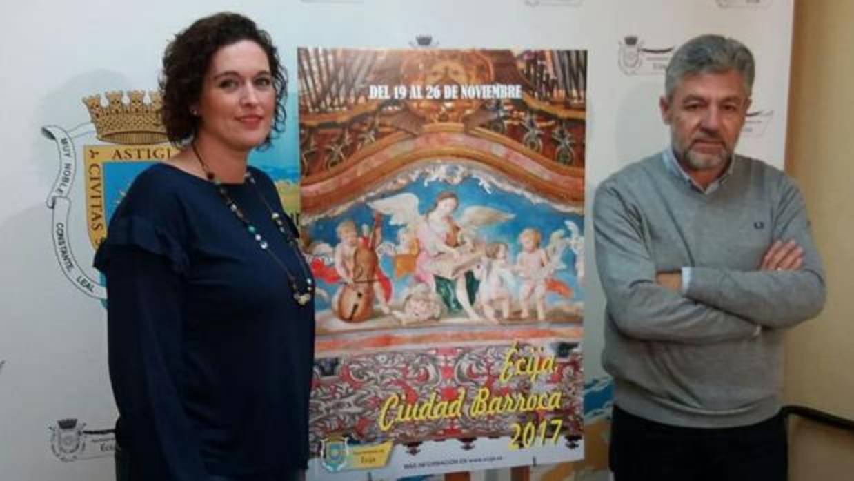 Verónica Alhama, delegada de Cultura, y Juan Prieto, técnico del área