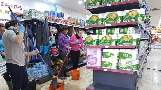 Los comerciantes critican la «pasividad» del Ayuntamiento ante las inundaciones