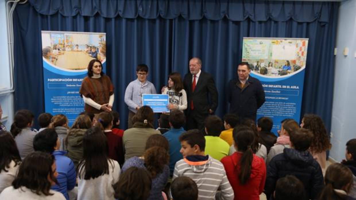 El presidente de la Diputación ha homenajeado al CEIP Píncipe Felipe de Umbrete