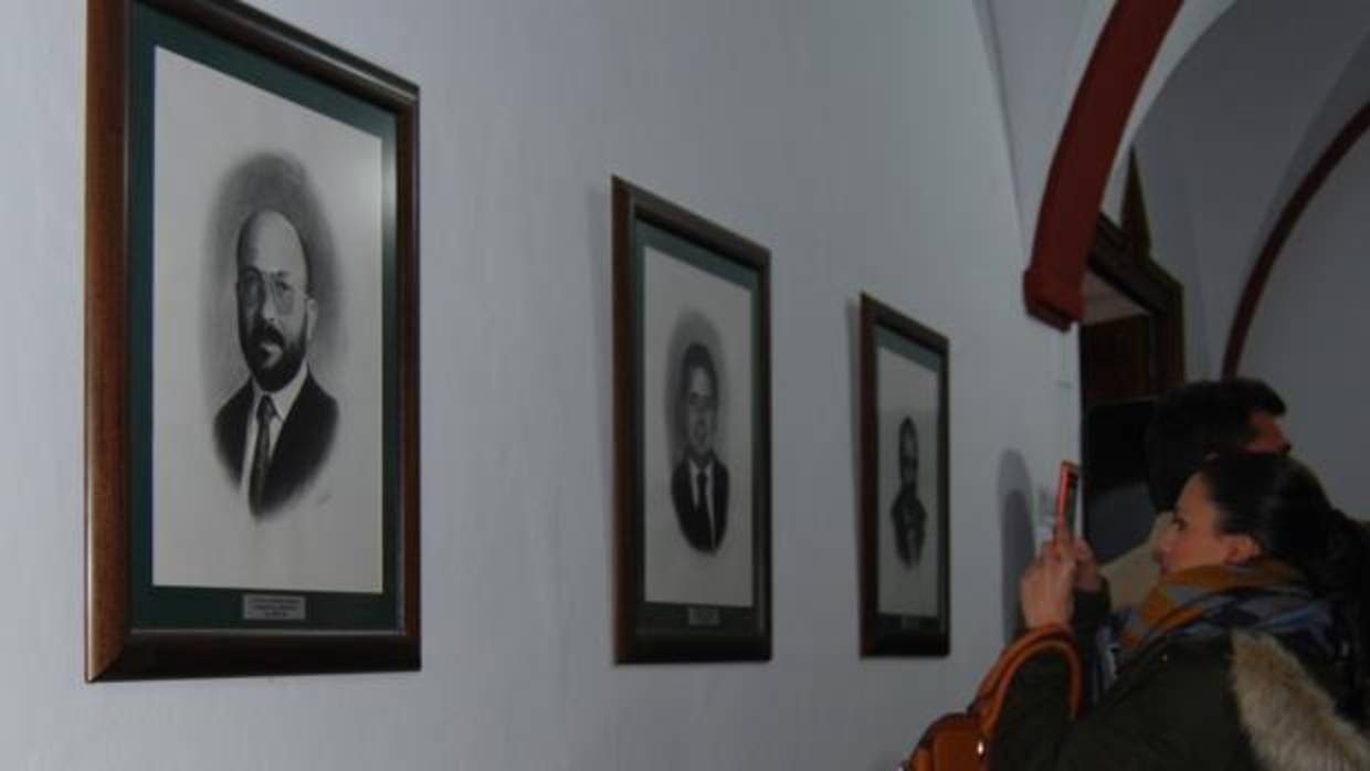 El salón de pleno del Ayuntamiento de Lora del Río acoge «Galería de los alcaldes de la democracia»