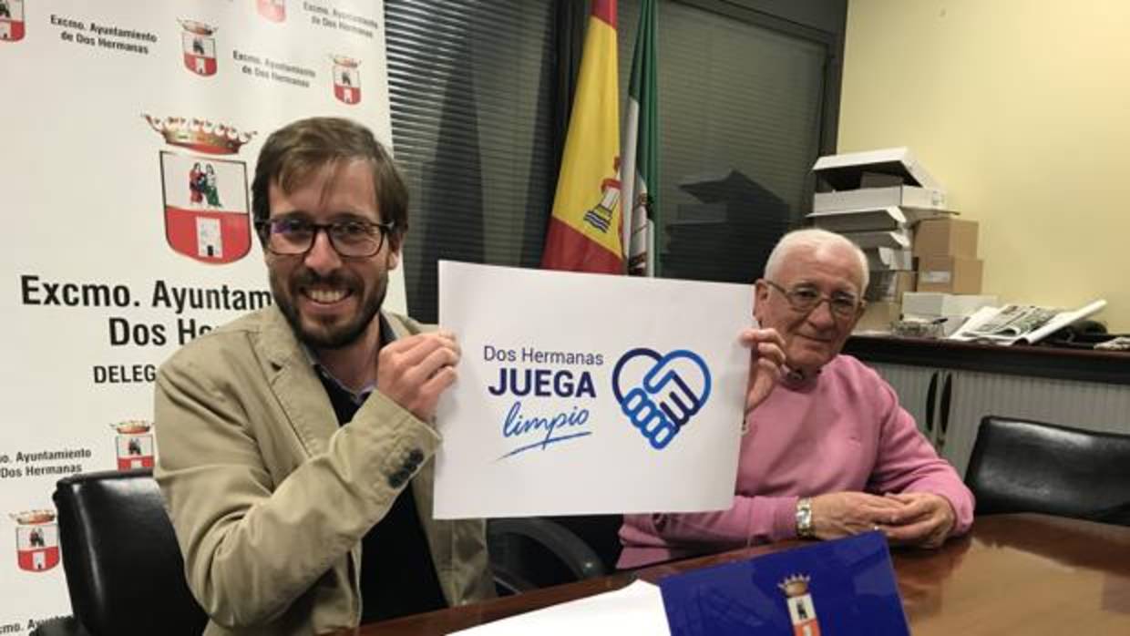 Francisco Toscano, delegado de deportes, con el logo ganador que resultó ser un plagio