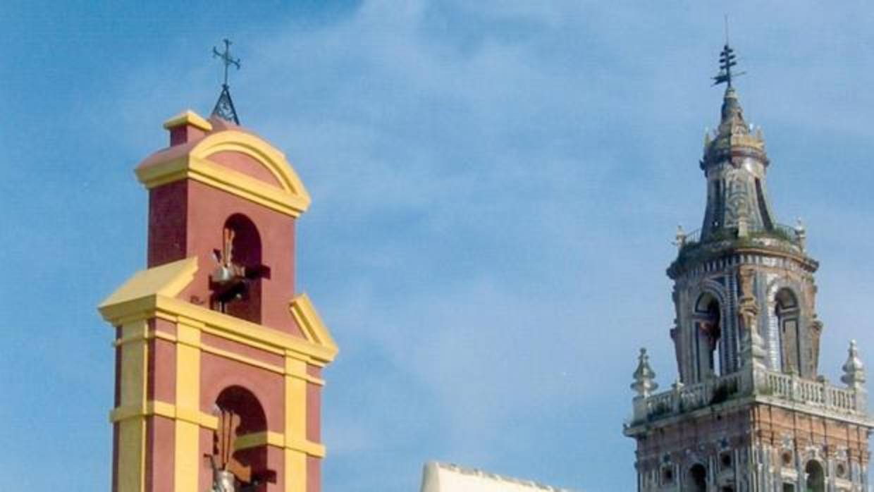 A la izquierda, la espadaña del convento de las Carmelitas Descalzas de Écija