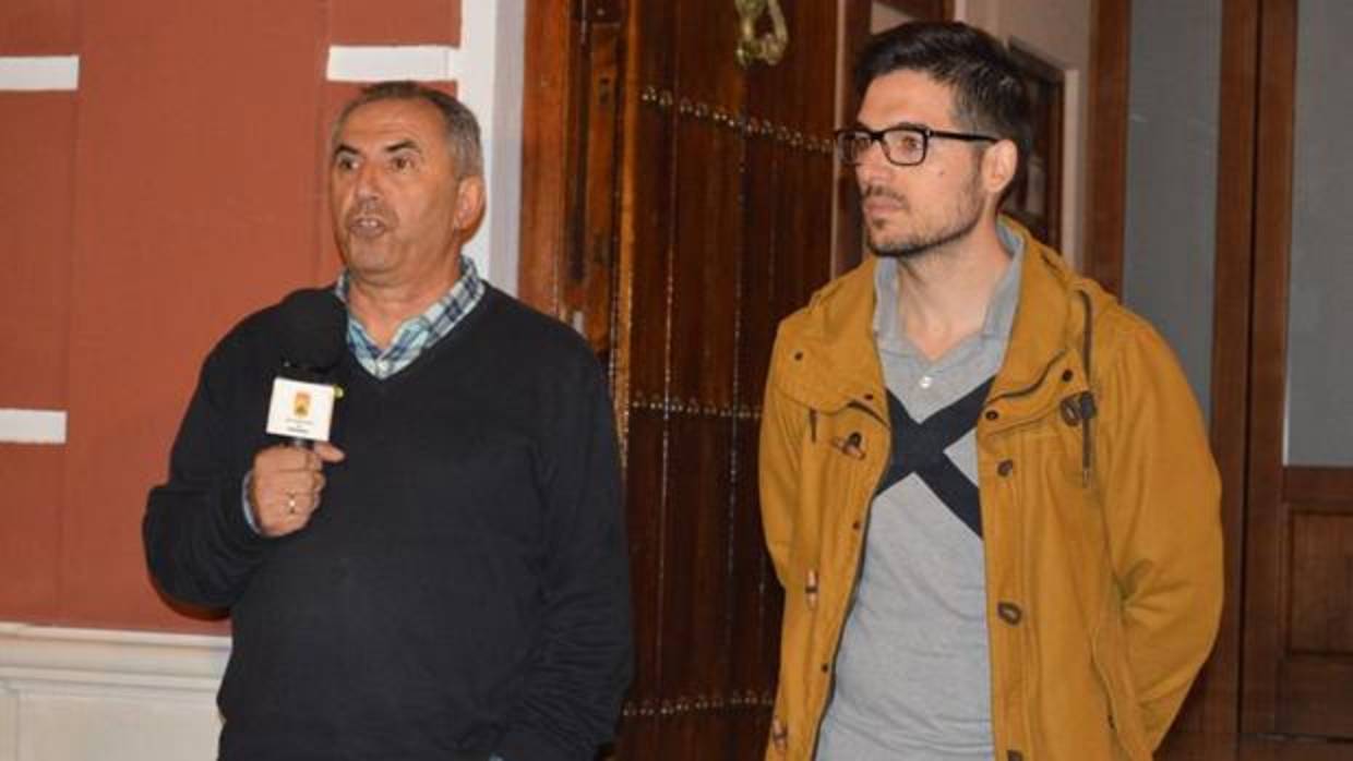 Antonio Nogales (izquierda), alcalde del municipio