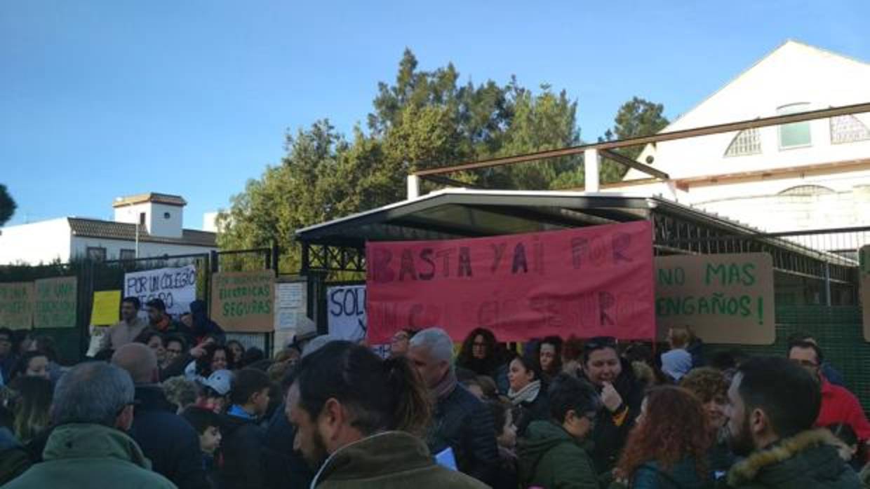 Familiares y alumnos se han concentrado a las puertas del colegio