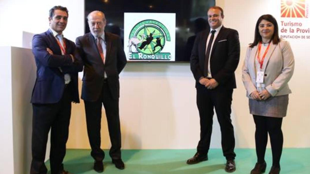 El presidente de la Diputación junto con autoridades del Ayuntamiento de El Ronquillo