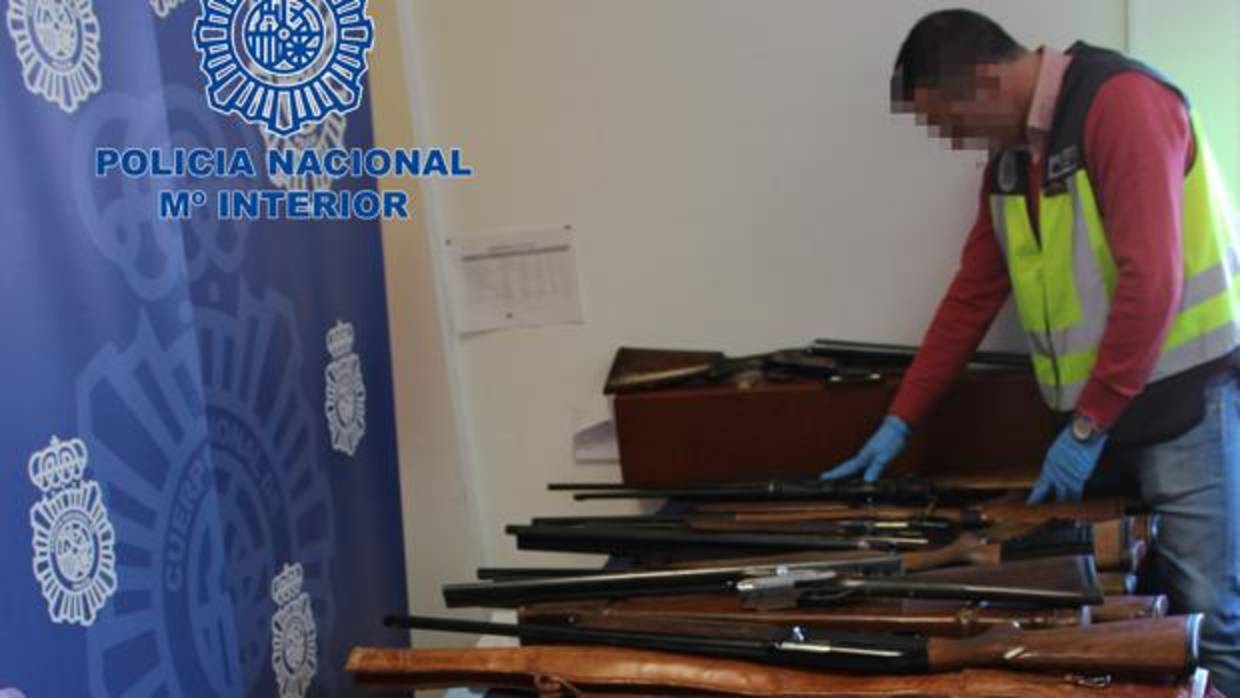 Un agente de la Policía Nacional con las armas incautadas