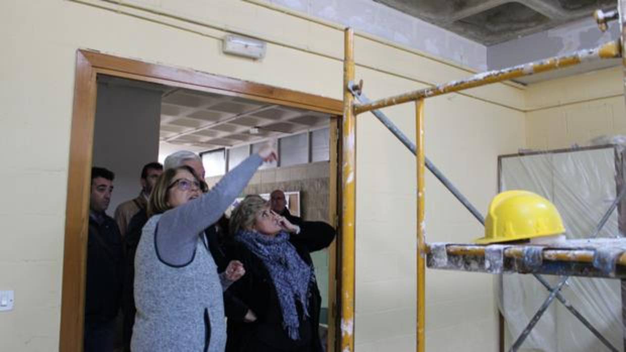 La delgada territorial de Educación, a la derecha, atendiendo a las explicaciones del trabajo realizado en el aula accidentada