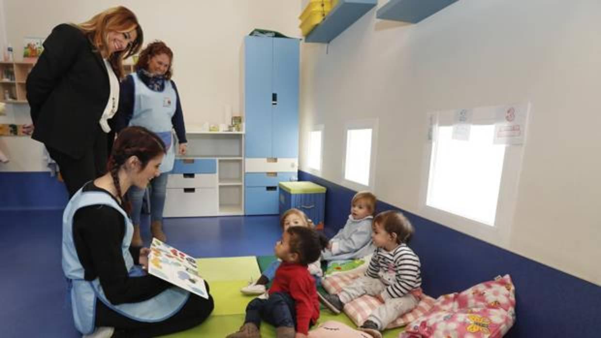 La presidenta de la Junta de Andalucía visitando la escuela infantil Matarrubilla de Valencina de la Concepción