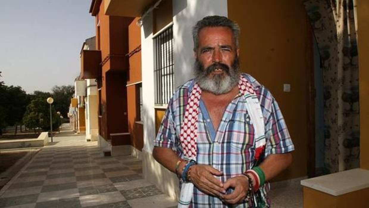 Sánchez Gordillo en la entrada de su casa, en Marinaleda