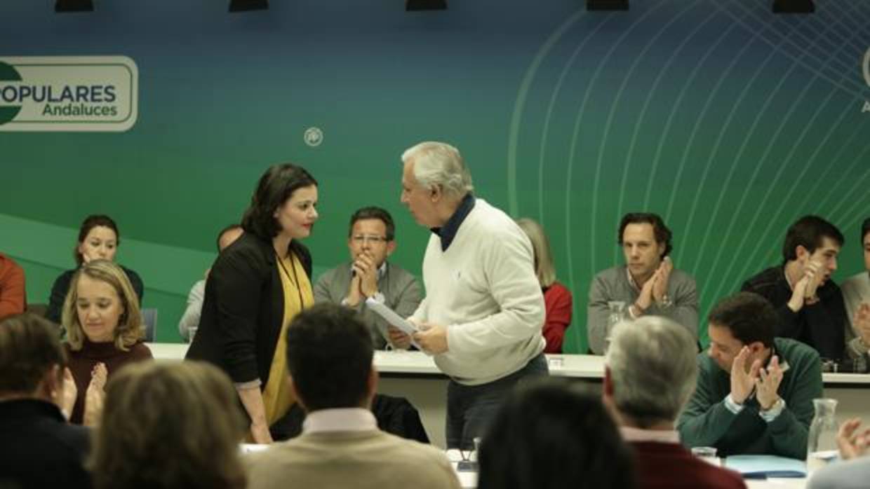Virginia Pérez y Javier Arenas, ayer durante la junta directiva del PP provincial