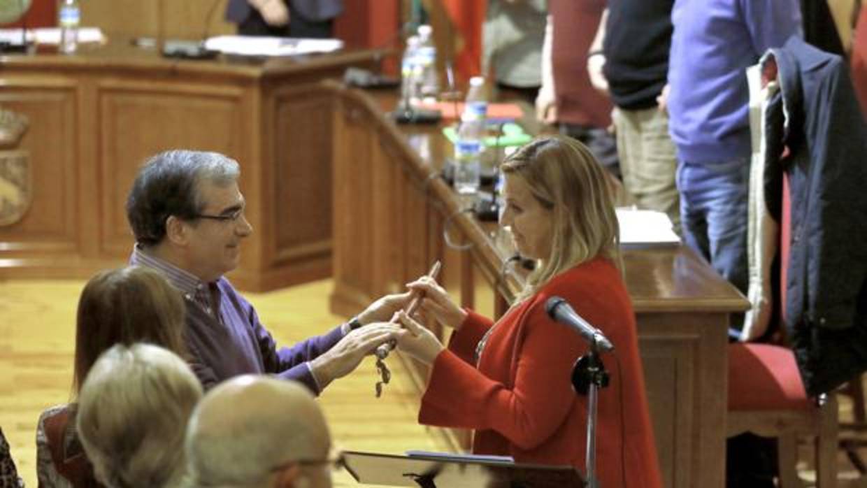 La alcaldesa de Palomares, Ana Isabel Jiménez, el día de la toma de posesión, junto a Luis Caballero