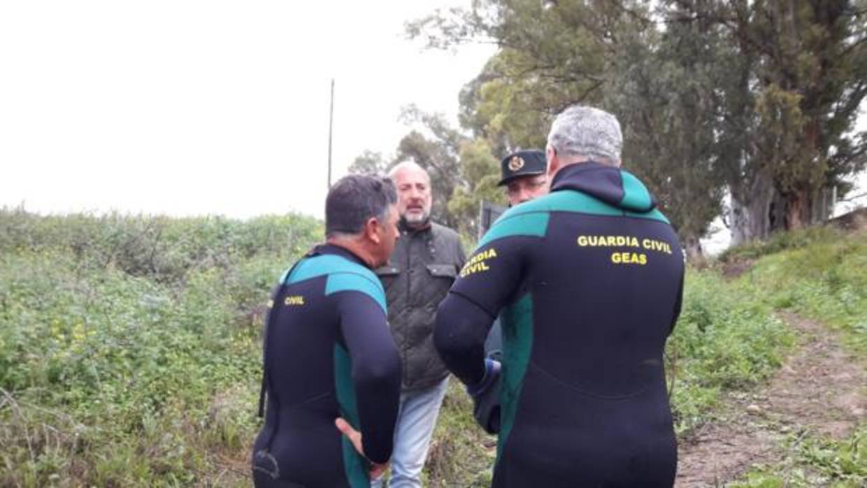 Dos buzos de la Guardia Civil en la búsqueda del compañero desaparecido