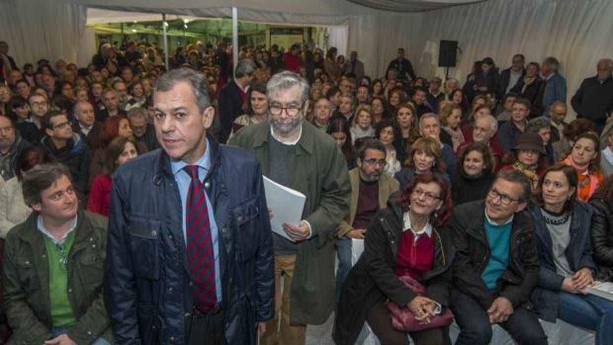 El alcalde de Tomares junto a al escritor Antonio Muñoz Molina en la inauguración de la Feria del Libro