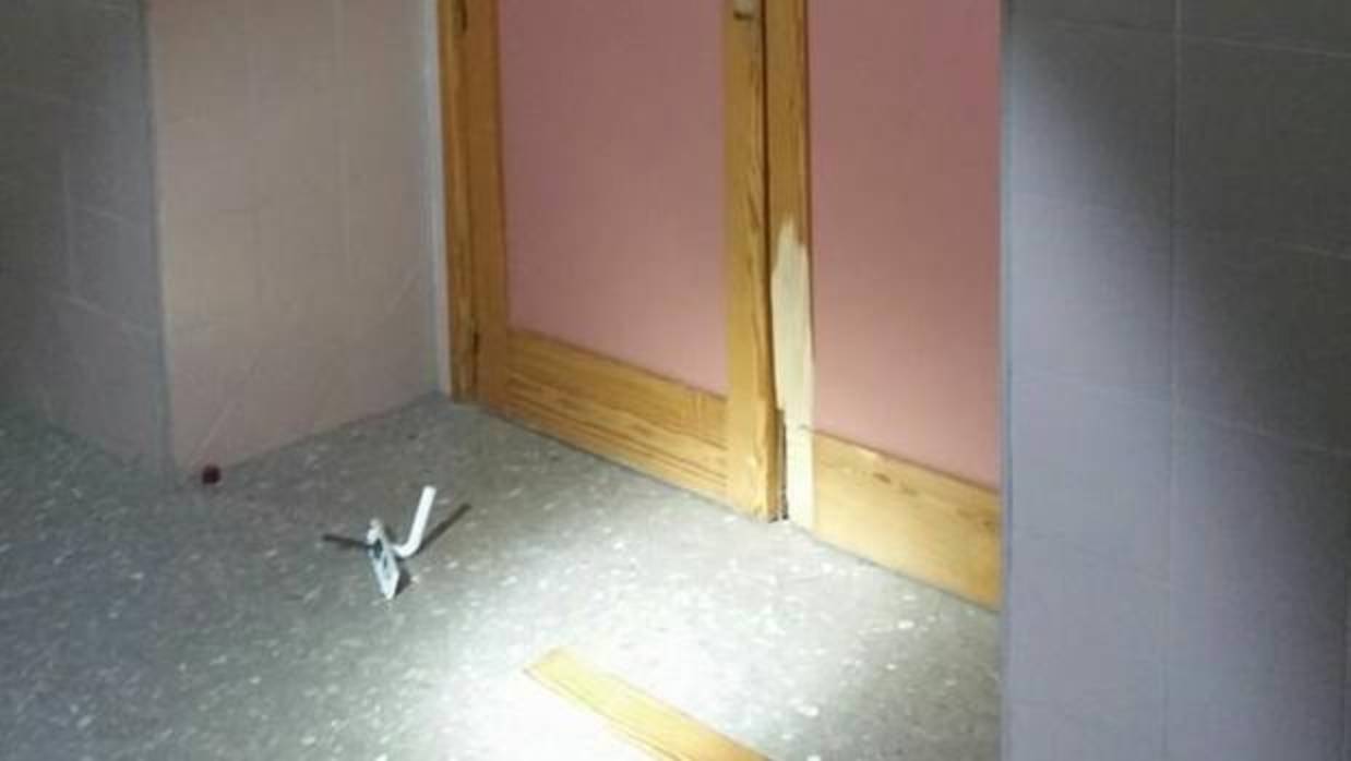 Una puerta forzada por los ladrones que fueron sorprendidos por la Policía Local de Lora del Río